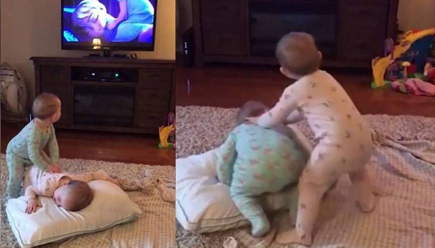 Animasyon izleyip canlandırma yapan bebekler