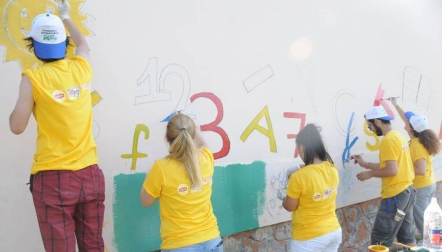 Renksiz kutularla rengarenk okullar