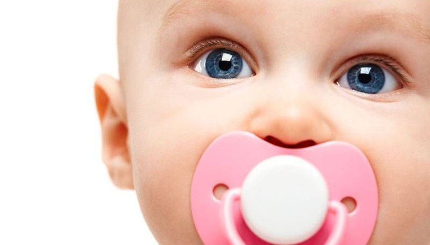 Bebeklerin ilk arkadaşı: Emzik Bebeklerin ilk arkadaşı: Emzik