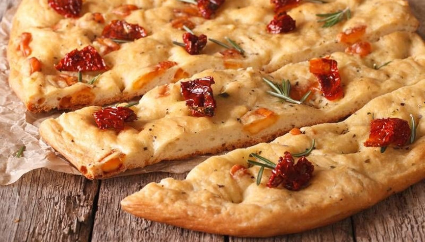 Zeytinli & domatesli focaccia tarifi