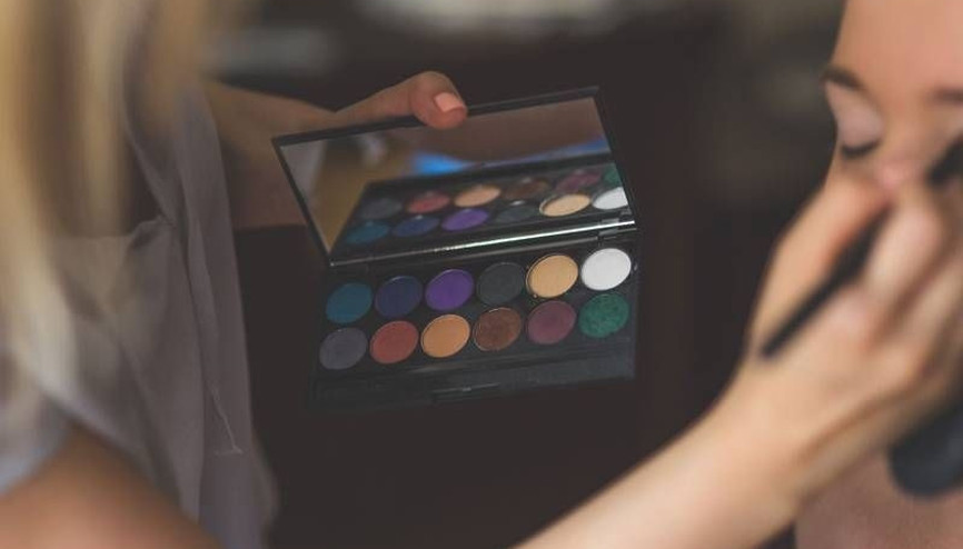 Makyaj malzemeleri görme kaybına neden olabiliyor Makyaj malzemeleri görme kaybına neden olabiliyor