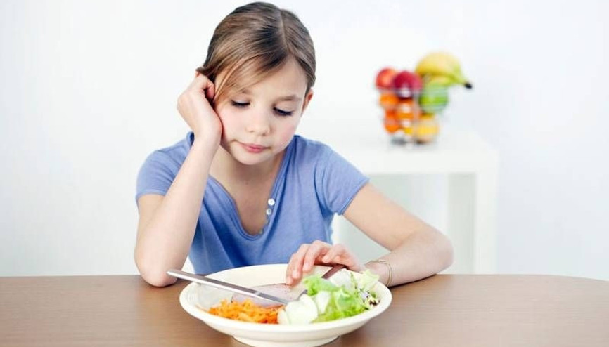 Yazın iştahsız çocuklara yemek yedirmenin yolları