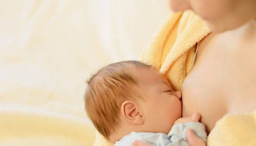 Bebeğinize 2 yaşına kadar anne sütü verin
