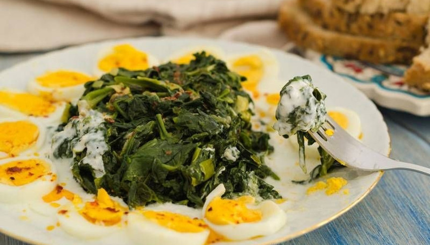 Ispanağı yoğurtla değil, yumurtalı yiyin