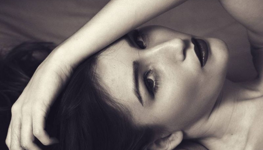 Gençleştirme estetiğinde şakak dolgusu Gençleştirme estetiğinde şakak dolgusu