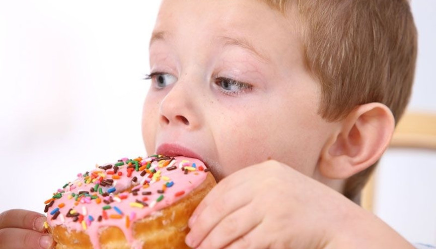 Çocuklar 10 yaşına kadar 140 kilo şeker tüketiyor
