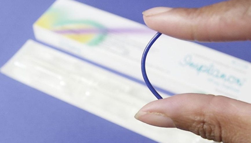 Deri altı çubuğu implant nedir Nasıl takılır Yan etkileri var mıdır