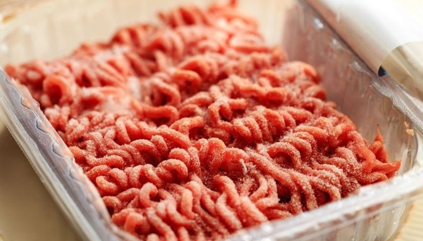 Dondurulmuş gıdayı mutfak tezgahında çözdürmeyin