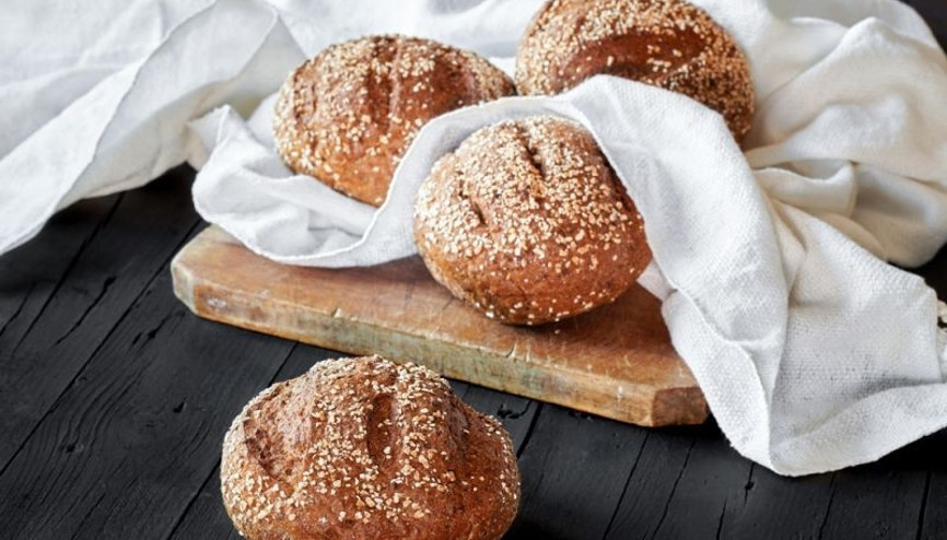 Bebekler için tam buğday unlu ekmek yapımı Bebekler için tam buğday unlu ekmek yapımı