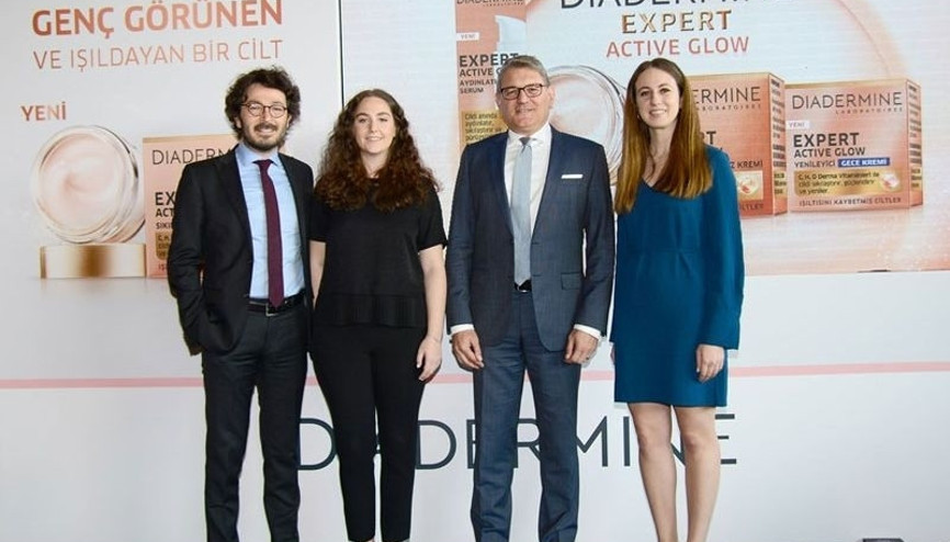 Diadermine, yeni serisi Expert Active Glow’u tanıttı. Diadermine, yeni serisi Expert Active Glow’u tanıttı.
