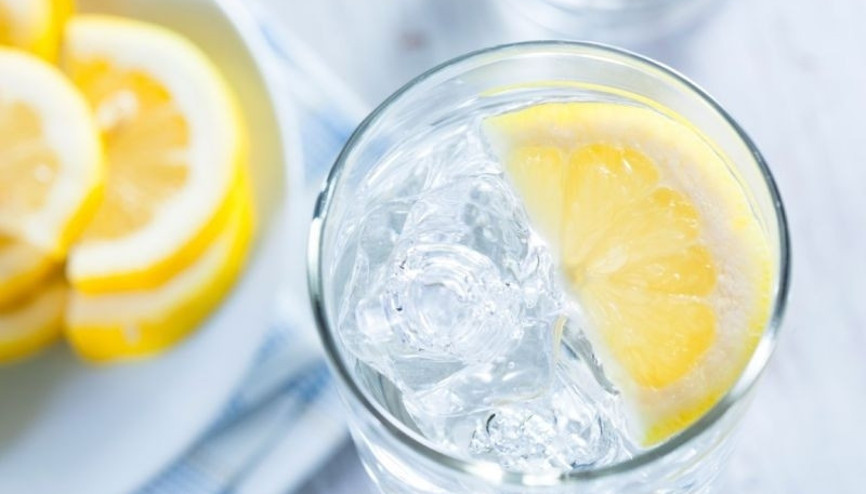 Her gün bir bardak limonlu su içmenin faydaları