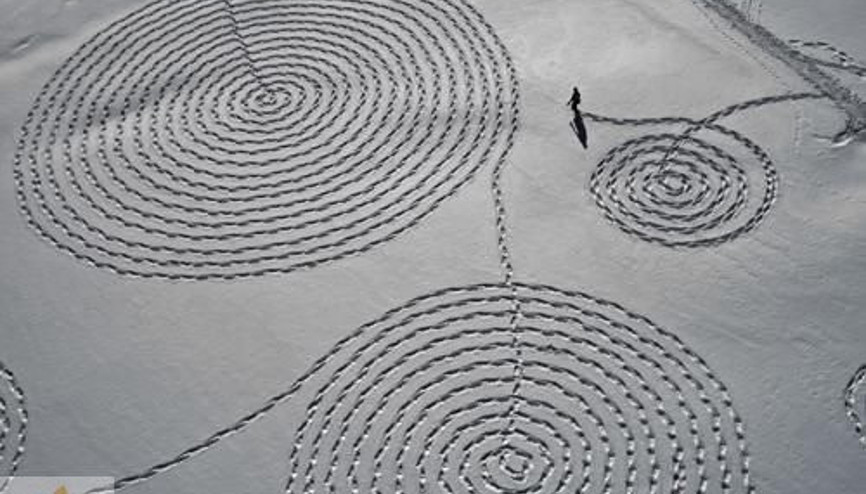 Karda ayak izleriyle sanat