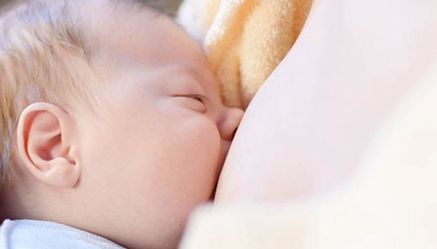 Bebeği uzun dönem emzirmenin anneye 6 yararı