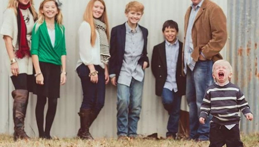 Sevimli aile karelerine engel olan yaramaz çocuklar