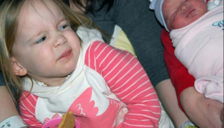 Sevimli miniklerin kardeşleriyle ilk tanışma anları