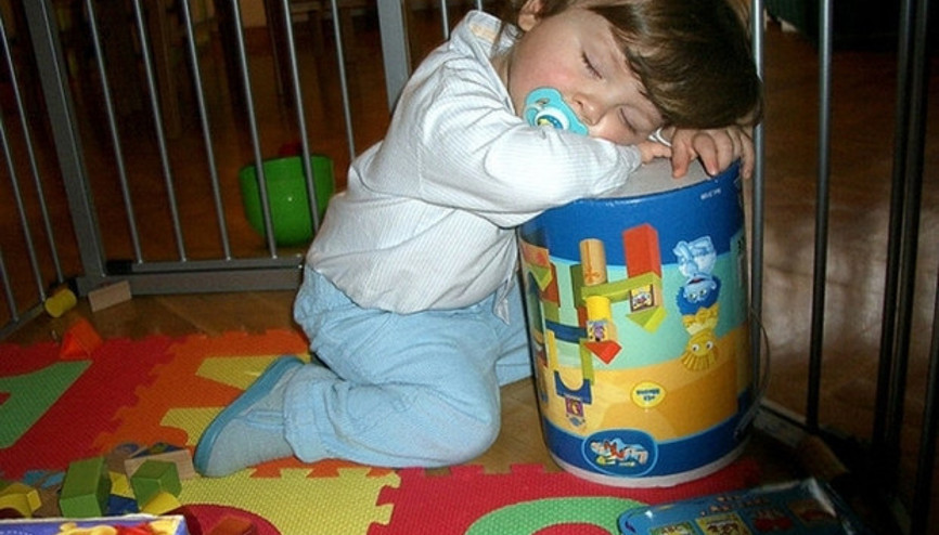 Bu çocuklar her yerde uyuyor