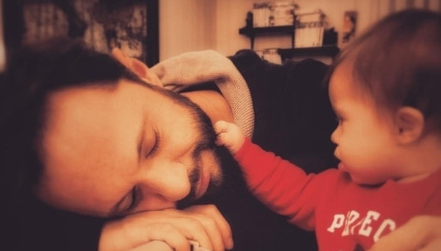 Şarkıcı Özgün ve Down sendromlu minik oğlu Ediz