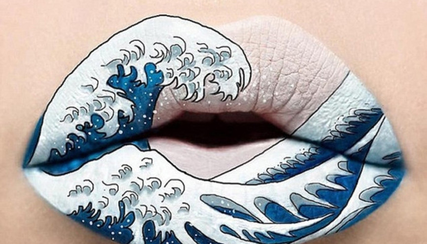 Çarpıcı desenlerde dudak boyama sanatı