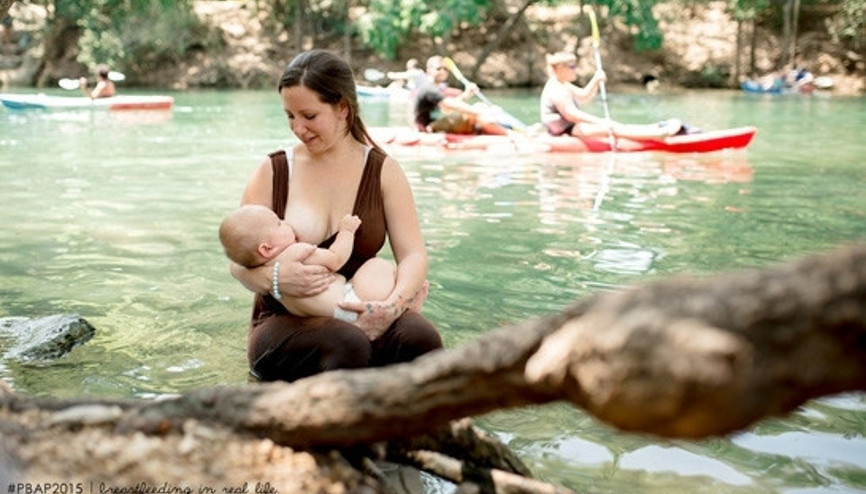 İlginç yerlerde çocuklarını emziren anneler
