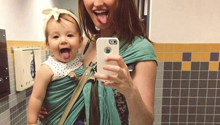 Anneleriyle aynı pozları veren sevimli bebekler