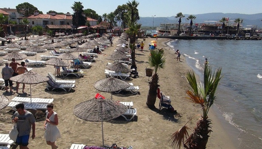Akyaka mavi gerdanlığını astı