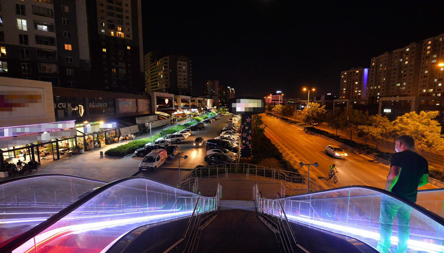 Yürüyen merdivenlere led ışıklı aydınlatma