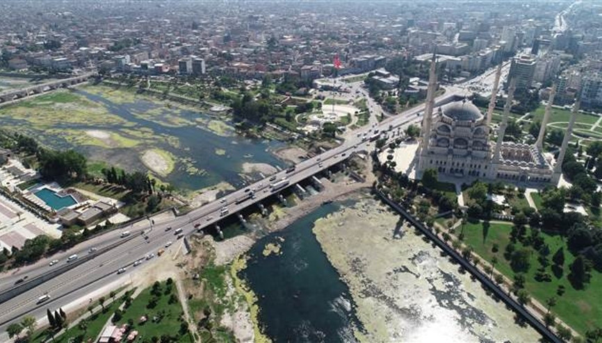 Seyhan Nehri yosunlar nedeniyle yeşile büründü Seyhan Nehri yosunlar nedeniyle yeşile büründü