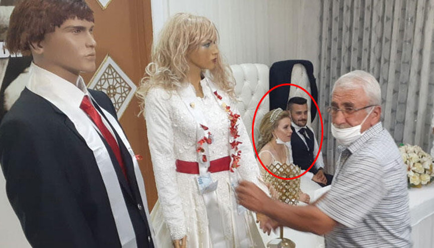 Düğünde takılar, gelin-damat yerine cansız mankenlere takıldı