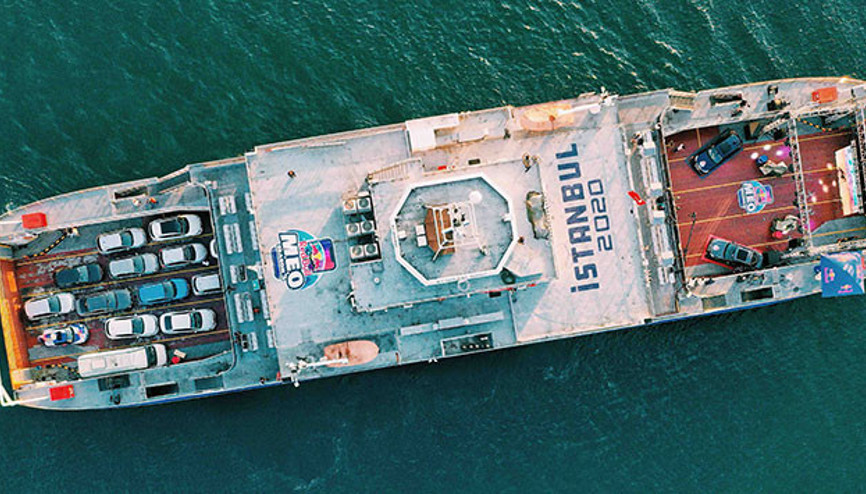 İstanbul Boğazı’nda gerçekleştirilen sosyal mesafeli ilk espor etkinliğini Avrupa yakası kazandı