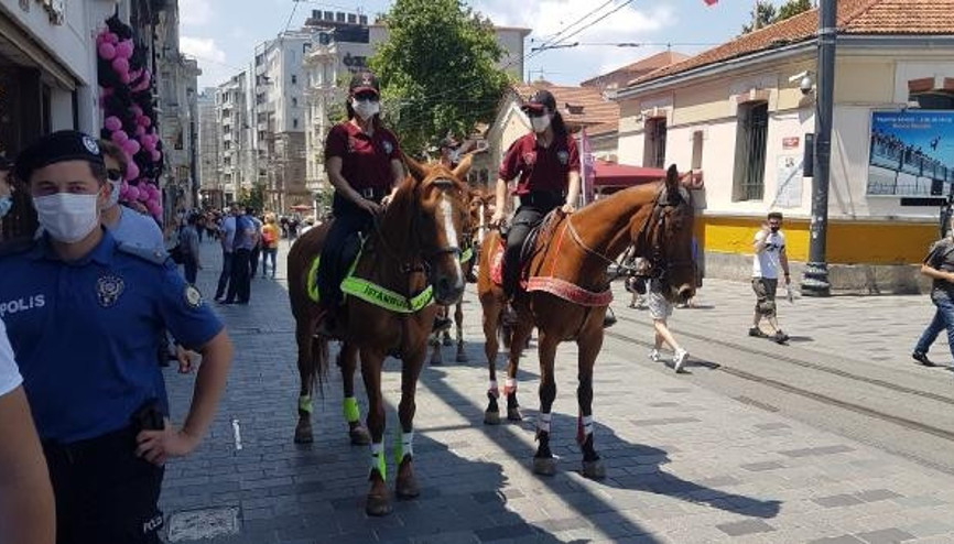 Atlı polislerden Taksimde denetim