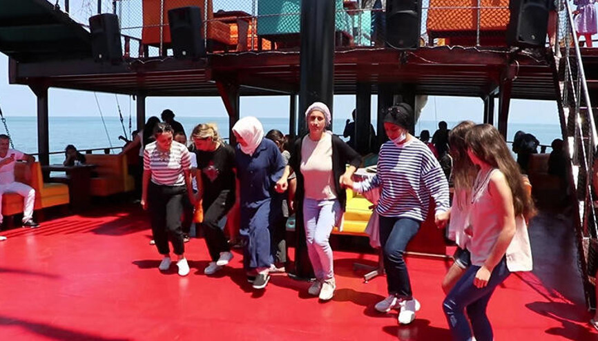 Gezi teknesinde sosyal mesafe hiçe sayıldı