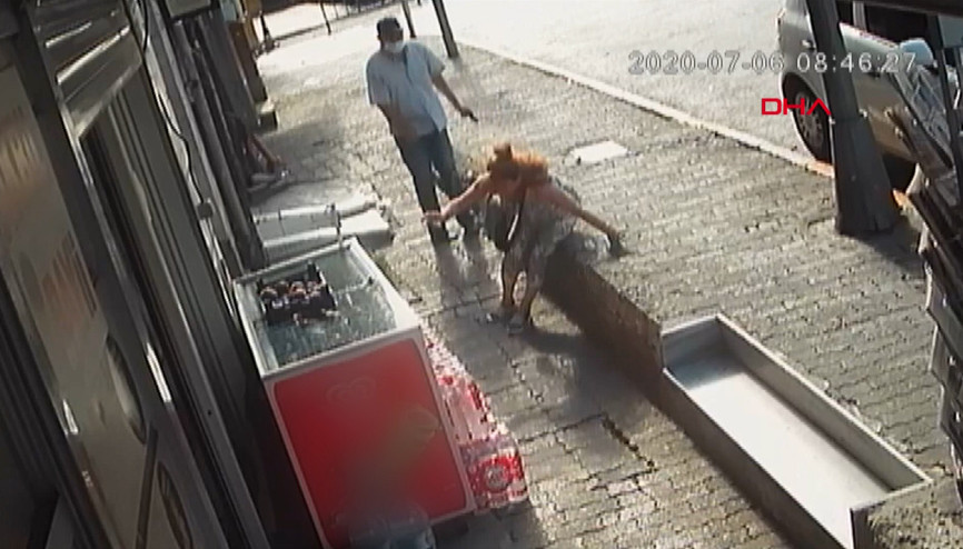 Beyoğlunda emniyet müdürlüğü önünde kadına silahlı saldırı anı güvenlik kamerasında Beyoğlunda emniyet müdürlüğü önünde kadına silahlı saldırı anı güvenlik kamerasında