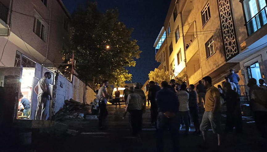 Bahçede otururken maganda kurşunuyla yaralandı