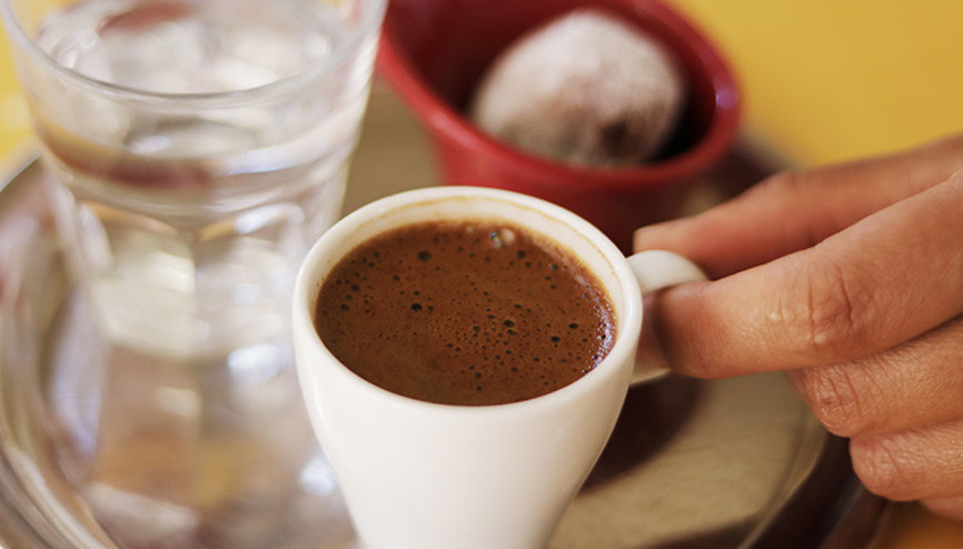 Misafir kahvenin yanında gelen suyu içerse...