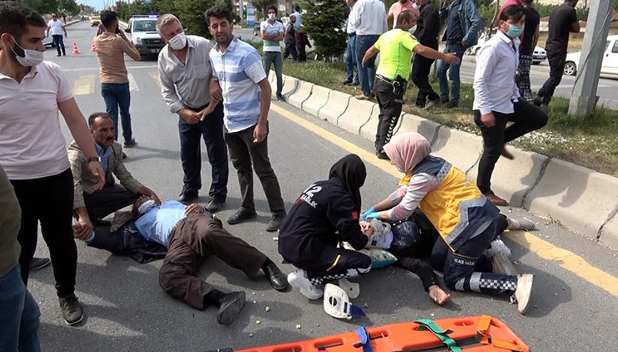 Vanda motosiklet yayaya çarptı: 3 yaralı