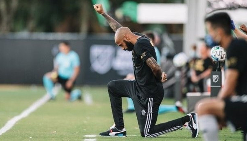 Thierry Henryden 8 dakika 46 saniyelik protesto Irkçılığa karşı...