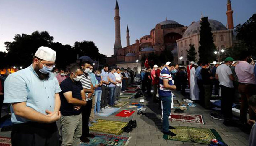 Ayasofya önünde akşam namazı kılındı