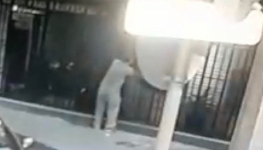 Hırsıza demir korkuluk engeli