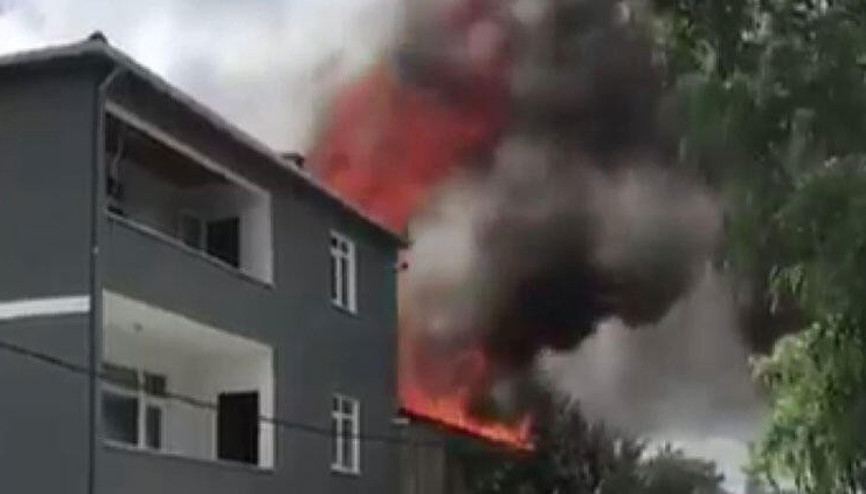 Son dakika haber... Eyüpsultan Göktürkte iki katlı binanın çatısında yangın