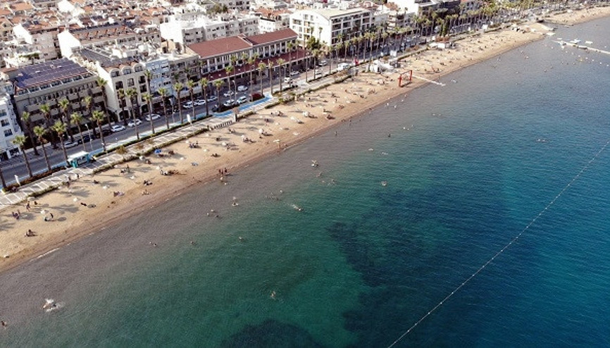 Marmariste halk plajında sosyal mesafeli deniz keyfi drone ile görüntülendi