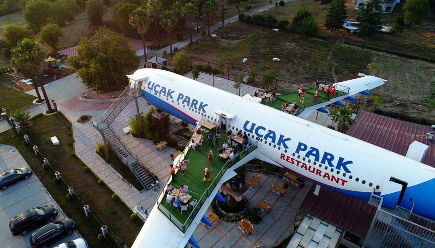 Lezzetlerini uçak kanadında zeybek gösterisiyle tanıttılar