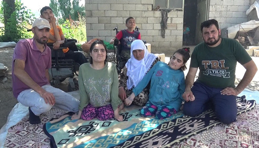 Anne ve 5 engelli kardeşlerine bakmak için geri döndüler