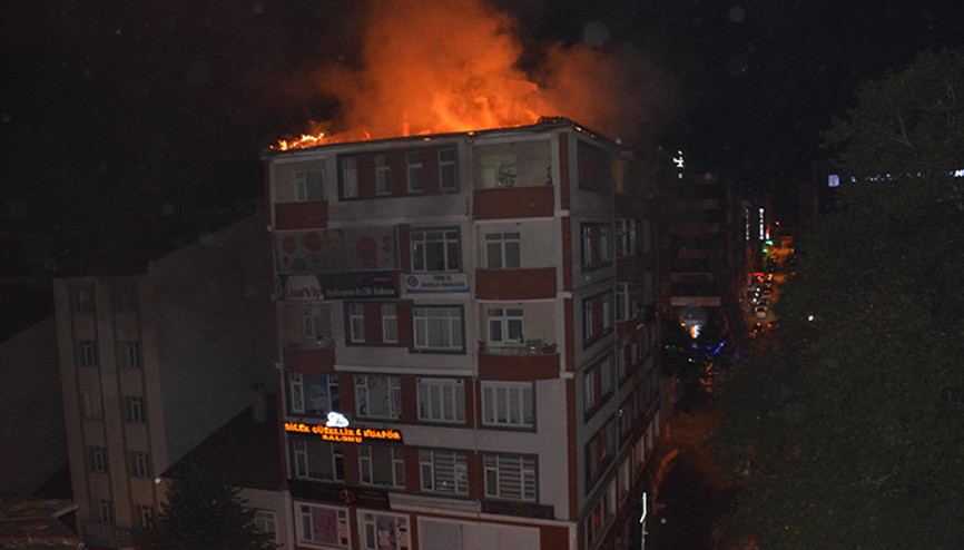 Bilecikte, 8 katlı iş merkezinde yangın