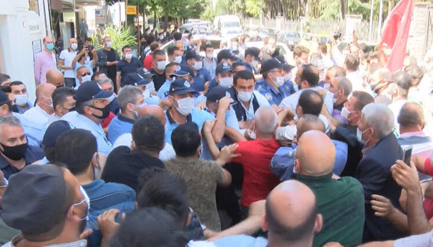 Son dakika haberler... Bakırköy Belediyesi önünde arbede