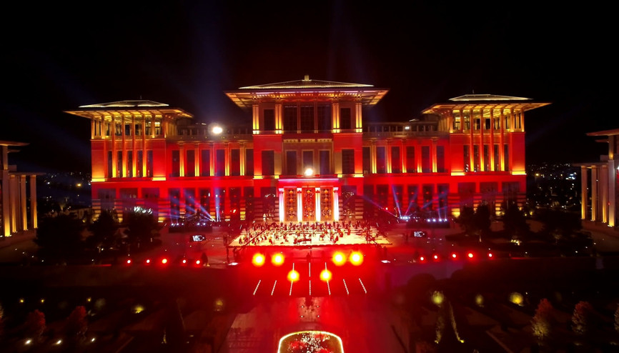 Cumhurbaşkanlığı Külliyesinde 15 Temmuza özel konser Fahir Atakoğlunun eseri ilk kez dinleyiciyle buluştu