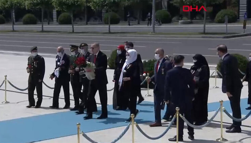 Darbeye direnişin 4. yılı... Cumhurbaşkanı Erdoğan çelenk bıraktı