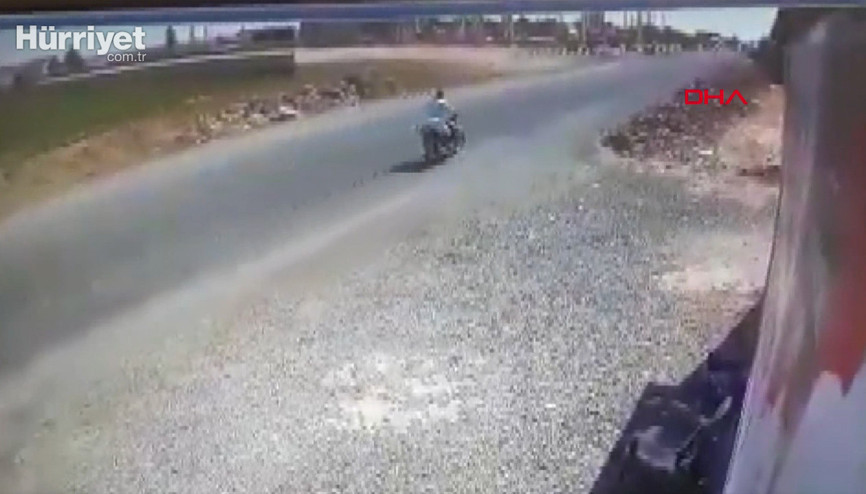 TIRdan savrulan saman balyalarının altında kalan motosikletli öldü