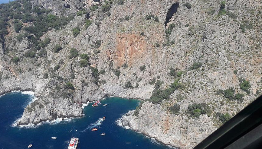 Fethiye açıklarında sürüklenen teknedeki 5 kişi kurtarıldı