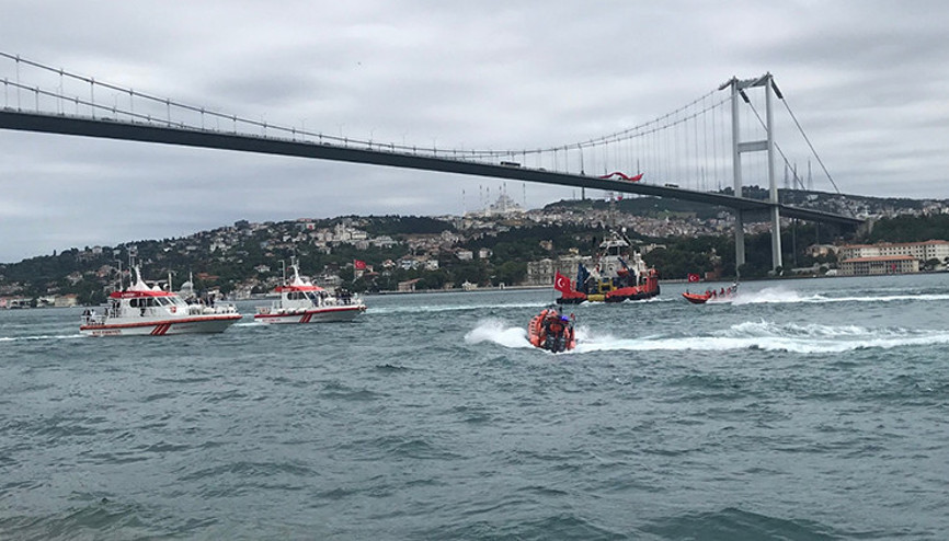 Kıyı Emniyeti gemilerinden Boğazda saygı geçişi