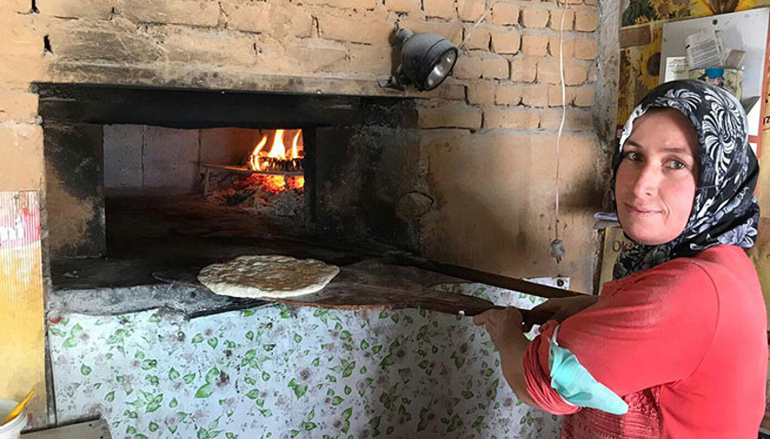 Kahramanmaraşta kadınların yaptığı çardak ekmeği yoğun ilgi görüyor